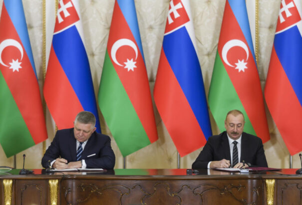 Fico Bakuban: Szlovákia „híd” akar lenni az Európai Unió és Azerbajdzsán között