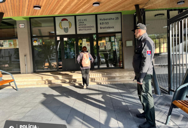 A bombariadók hatására rendőrök védik az iskolákat Pozsony megyében