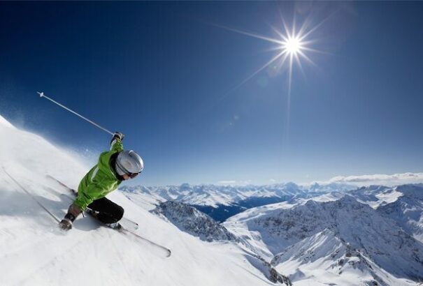 18 éves korig kötelezővé tennék a védősisak viselését a sípályán