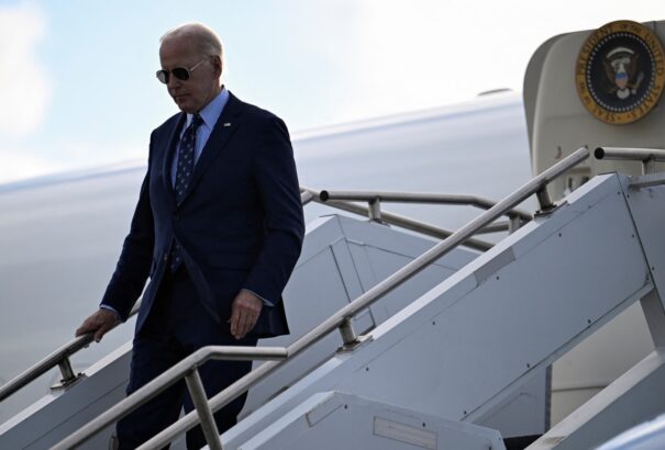 Franciaországba érkezett Joe Biden