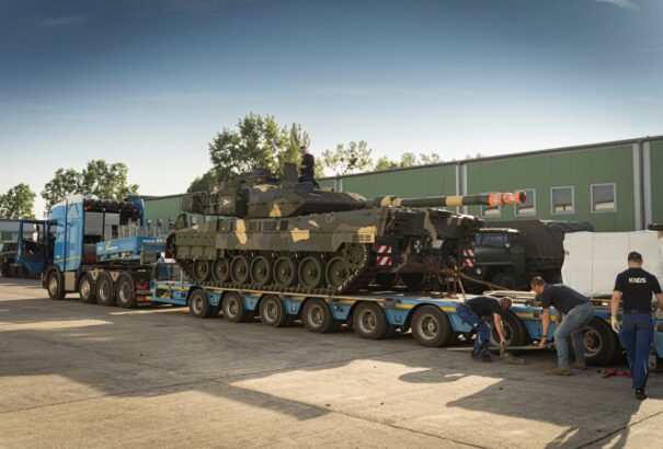 Újabb két Leopard 2A7HU típusú harckocsi érkezett Magyarországra