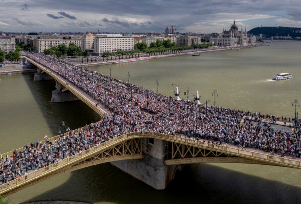 Békemenet – Elindult a tömeg a Széchenyi térről (képekkel)
