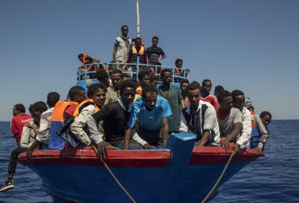 Heteken belül Albániába viszik az Olaszországba érkező menekülteket