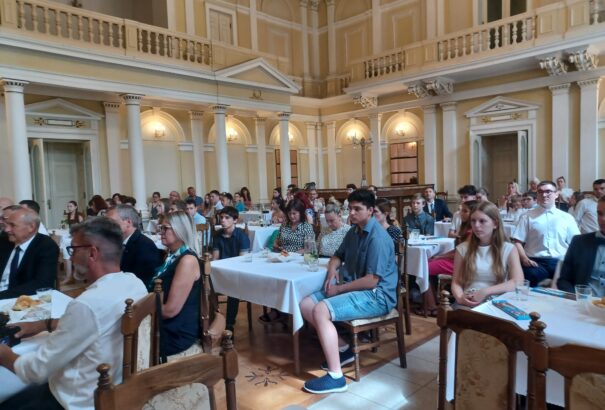 Komáromban idén is kitüntették a legeredményesebb tanulókat