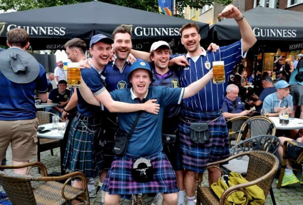 Mi van a skótok szoknyája alatt? Avagy megérkeztünk az Eb-re. Kölni hangulatjelentés  – Körkép.sk beszámoló videóval, képekkel