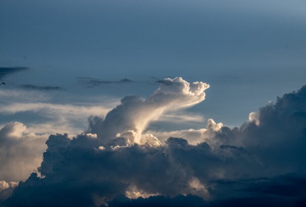 Országszerte viharok várhatók az éjszaka folyamán