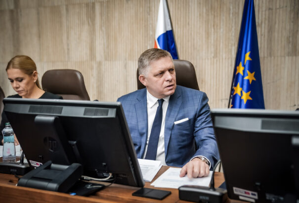 Merénylet Fico ellen: Egy haslövéstől észrevétlenül el lehet vérezni, óriási szerencséje volt a kormányfőnek, hogy életben maradt