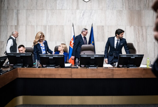 Lex merénylet – A gyülekezési jog korlátozása, a legfőbb közjogi méltóságok védett ingatlanja és esetleges életjáradéka a törvénytervezetben