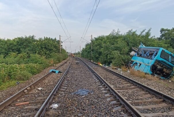 Ráž közlekedésügyi miniszter szerint emberi mulasztás okozhatta a vonat és autóbusz összeütközését