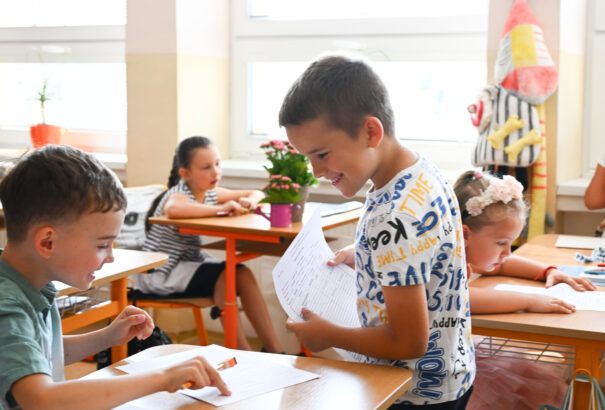 Több mint 730 ezer iskolás kapja meg ma év végi bizonyítványát