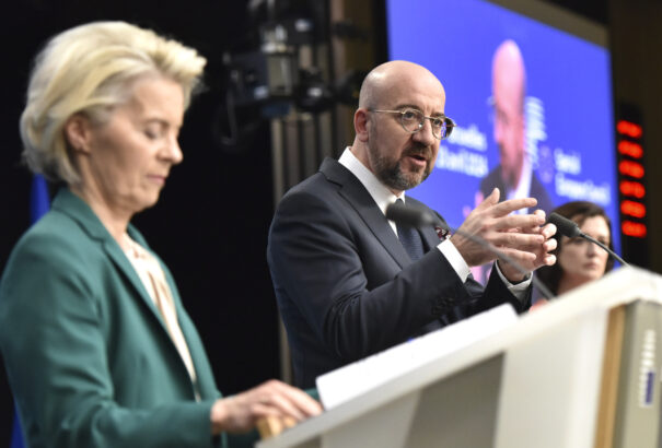 Von der Leyen biztosnak hitt pozíciója veszélybe került. Michel bosszújától féltik a háborúpárti politikust