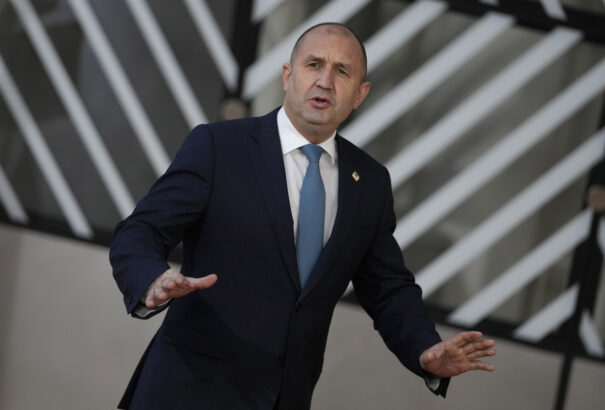 Bolgár elnök: A NATO világháborút és nukleáris apokalipszist kockázat