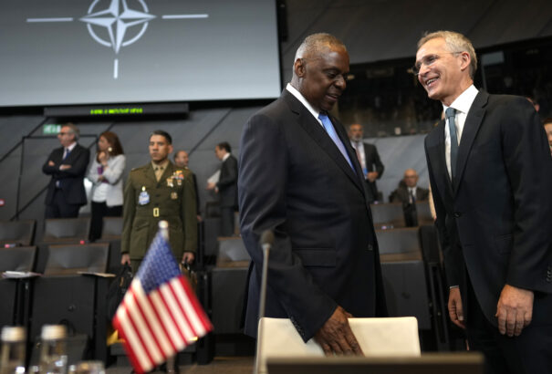 Jens Stoltenberg: A NATO felügyeli az ukrán fegyveres erők kiképzését