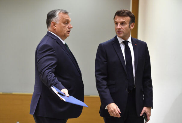 Macron francia elnökkel tárgyal szerdán Orbán Viktor