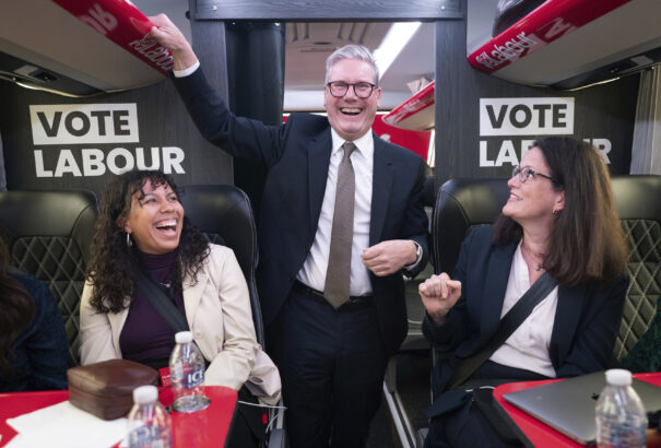 Brit választások – Felmérés: Tony Blair földcsuszamlásszerű, 1997-es győzelménél is nagyobb arányban nyerhet a Munkáspárt