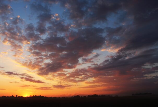 Verőfényes napsütés vár ránk szombaton – délnyugaton hőségriadóval