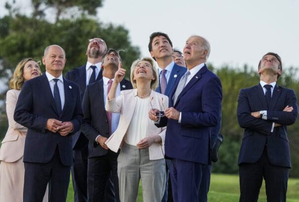 A zavart Biden elsétált a többi vezetőtől a G7-csúcson. Meloni lépett közbe (videóval)