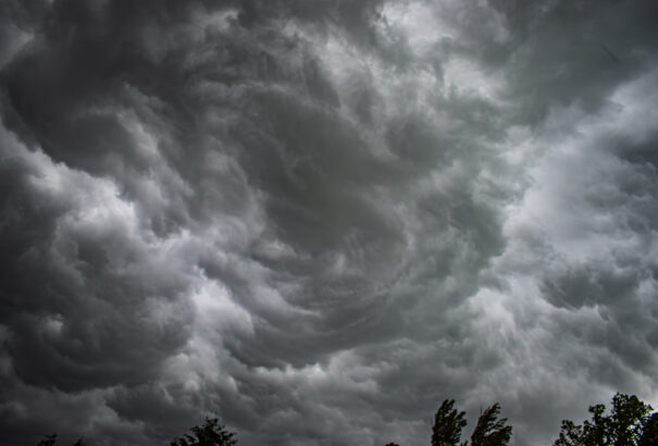 Viharos lehet az éjjel, már érkeznek az első zivatarfelhők