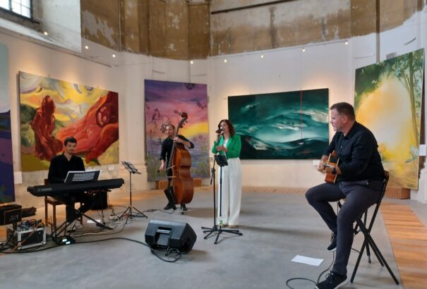 A Megváltó születésének és Krisztus feltámadásának témáját tárja elénk a komáromi Limes Galéria új kiállítása