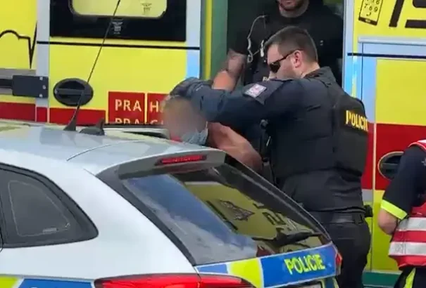 Dráma Prágában: Egy férfi hat emberre támadott rá késsel