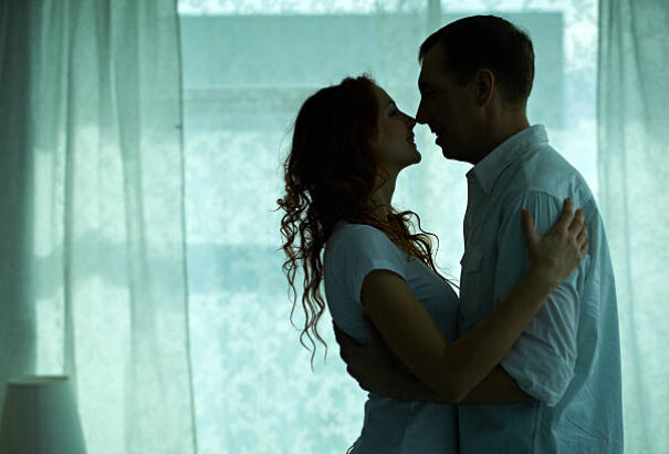 A spanyol bíróság döntött: a beleegyezés nélküli csók szexuális zaklatásnak minősül