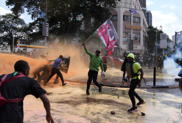 A tüntetők megrohamozták a kenyai parlamentet, 10 ember a helyszínen meghalt