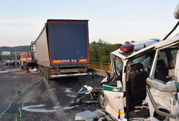 Szabadlábon védekezhet az a sofőr, aki halálra gázolta a két tűzoltót a D1-esen
