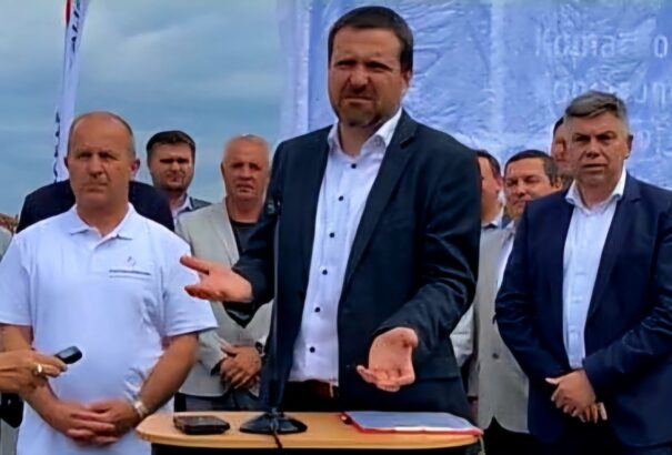 Király Zsolt: Orosz Örs kirakatta, az állam levette – Táblaállítási blamázsba futott bele a Magyar Szövetség illuzionistája