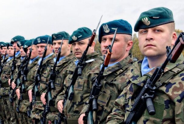 Fiatal lengyelek ezrei jelentkeztek a hadsereg nyári kiképzésére