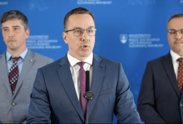 A szociális hatóságok ellenőrzik azt a 6 éves gyereket, aki játékpisztollyal célzott Pellegrini házára