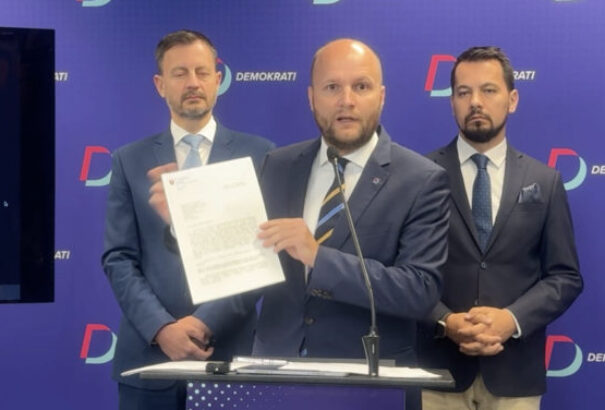 Naď hazugsággal vádolja Kaliňákot, és olyan dokumentumokat mutatott fel, amelyek felhatalmazták a kormányt a MiG-ek elajándékozására