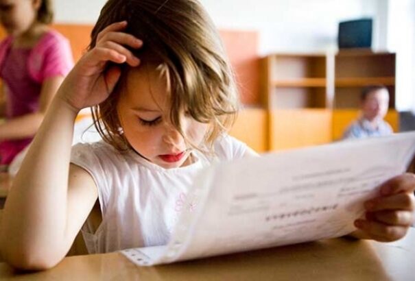 Az év végi bizonyítvány szorongást okozhat a gyerekekben