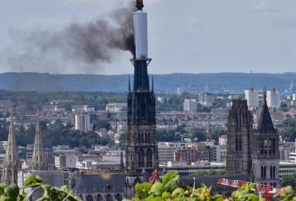 Katasztrófa: Tűz ütött ki a roueni katedrális huszártornyában