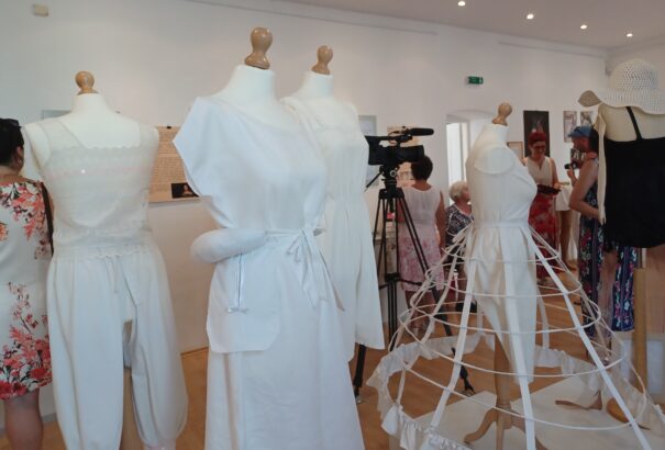 Mi rejlik a ruha alatt – érdekes tárlat nyílott a komáromi Duna Menti Múzeumban