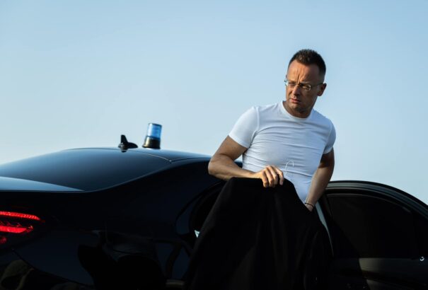 Szijjártó Péter: a brüsszeli külügyes bürokrácia a békemisszón köszörüli a nyelvét