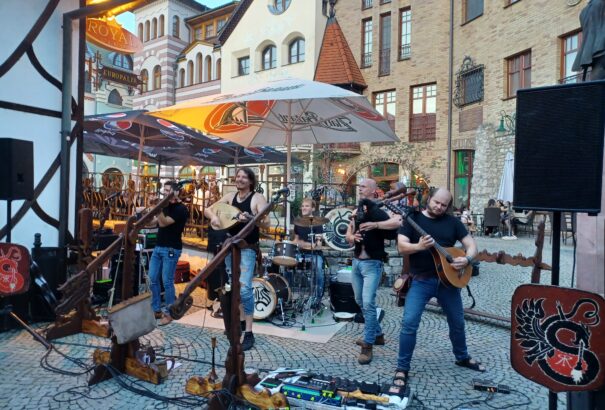 Teltház, telt udvar fogadta a Bordó Sárkányt Komáromban