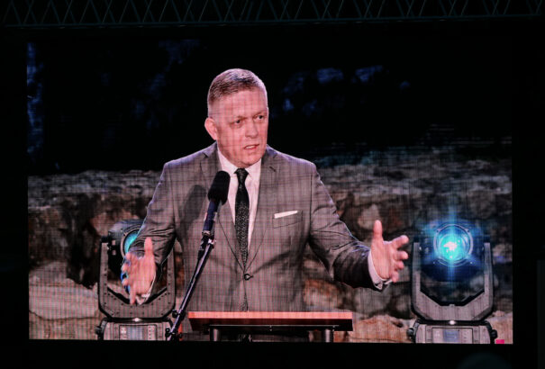 Robert Fico először lépett a nyilvánosság elé a merénylet óta: Gátat kell emelnünk a progresszív ideológiák elé