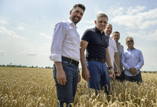 Ellenzék: A szlovák gazdáknak nincs szükségük arra, hogy a gabonában lássák a miniszterelnököt