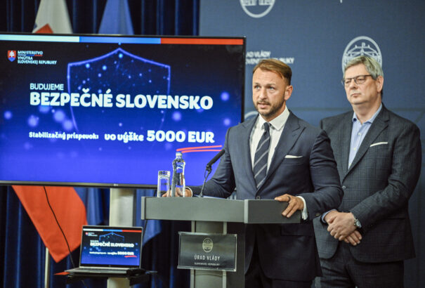 Komoly összegekkel motiválnák a fegyveres testületek tagjait Szlovákiában