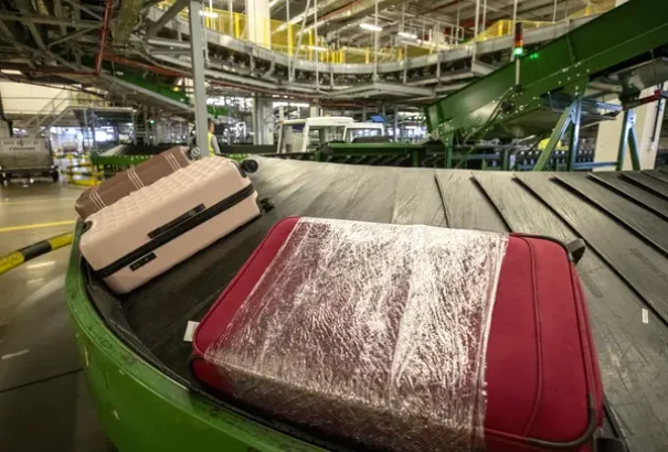 Késnek a járatok és a poggyászok a prágai reptéren. Válságmenedzsert hívtak