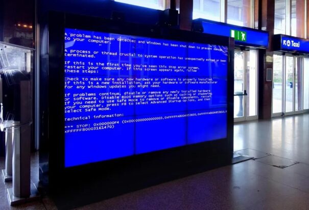 Beütött a kék halál: Világszerte megbicsaklott a Microsoft rendszere, légitársaságoknál, bankoknál és tőzsdéknél is működési zavarok léptek fel