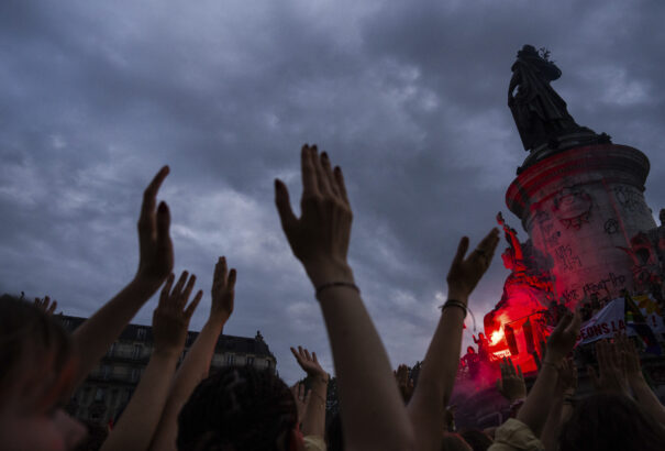 Kétharmad közelében a francia radikális jobboldal, tüntetések több nagyvárosban