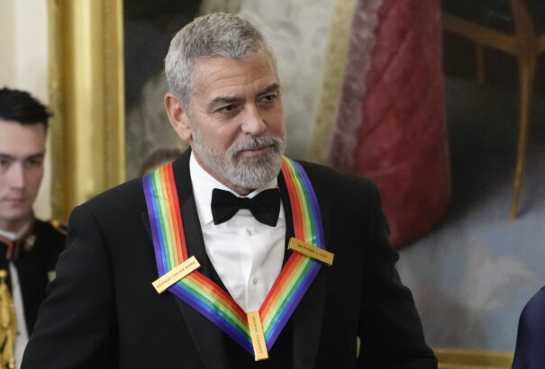 Miközben Biden a NATO-szövetségesekkel tárgyalt, egykori harcostársai visszalépésre szólították fel