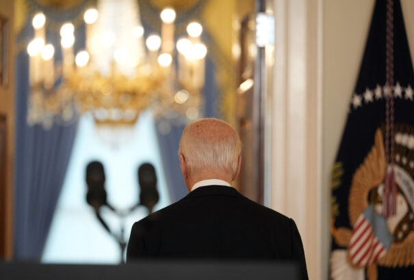 Nem a szenilis vénember utódlása a fő kérdés, hanem hogy ki a fene irányította eddig Amerikát és a nyugati világot