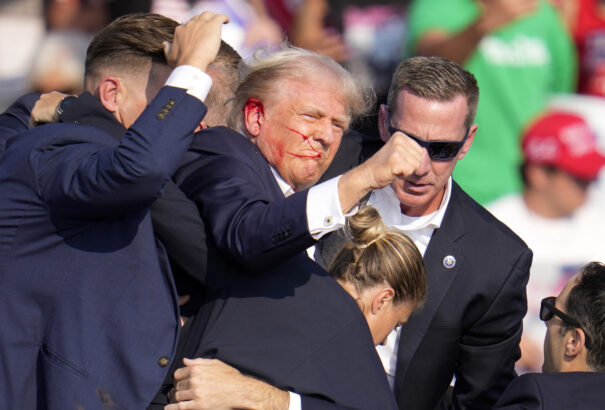 Merénylet Trump ellen – Nagygyűlésén érte fegyveres támadás Donald Trumpot – fotókkal