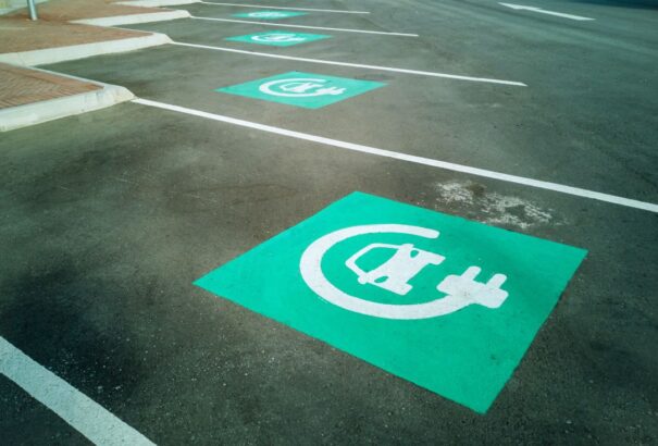 Beszédes felmérés érkezett: az amerikaiak fele robbanómotorosra cserélné vissza elektromos autóját