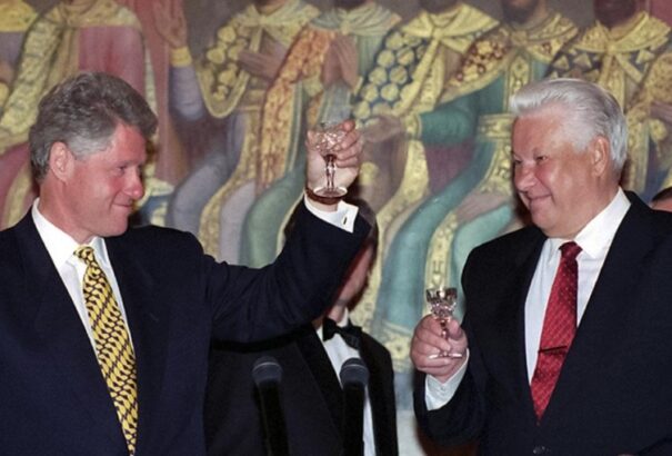 Hivatalos: Clinton megígérte Jelcinnek, hogy nem fenyegeti Oroszországot a NATO keleti bővítése