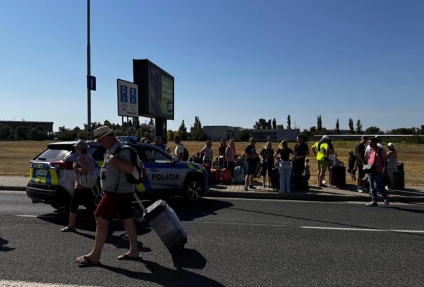 Nem találtak bombát a pozsonyi reptéren. Többórás késésekre számítsanak az utasok