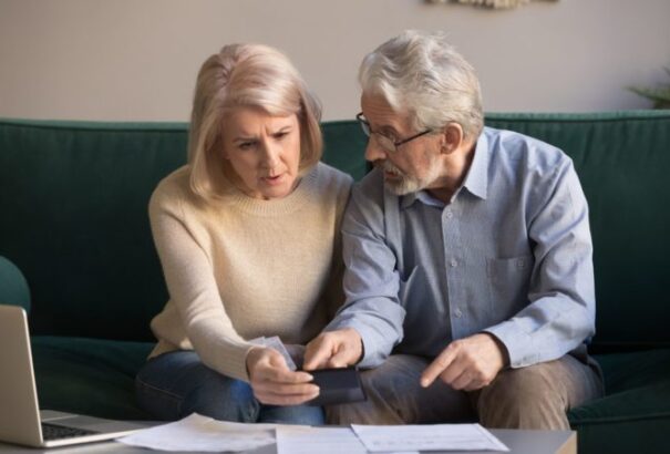 Csalók vs. nyugdíjasok. Hogyan védjük a megtakarításainkat a hamis unokáktól és az orvosnak kiadott csalóktól?