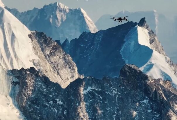 Alaptáborból a csúcsok csúcsára – Lélegzeteállító drónvideó a Mount Everestről